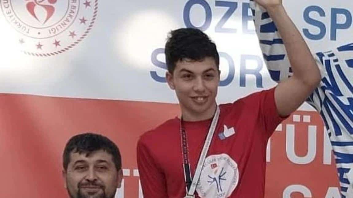 11V SINIFI öğrencimiz EFE BOZKUŞ,  Gençler yüzme kelebek  kategorisinde  Türkiye 2.si olarak bizi ve ailesini gururlandırmıştır